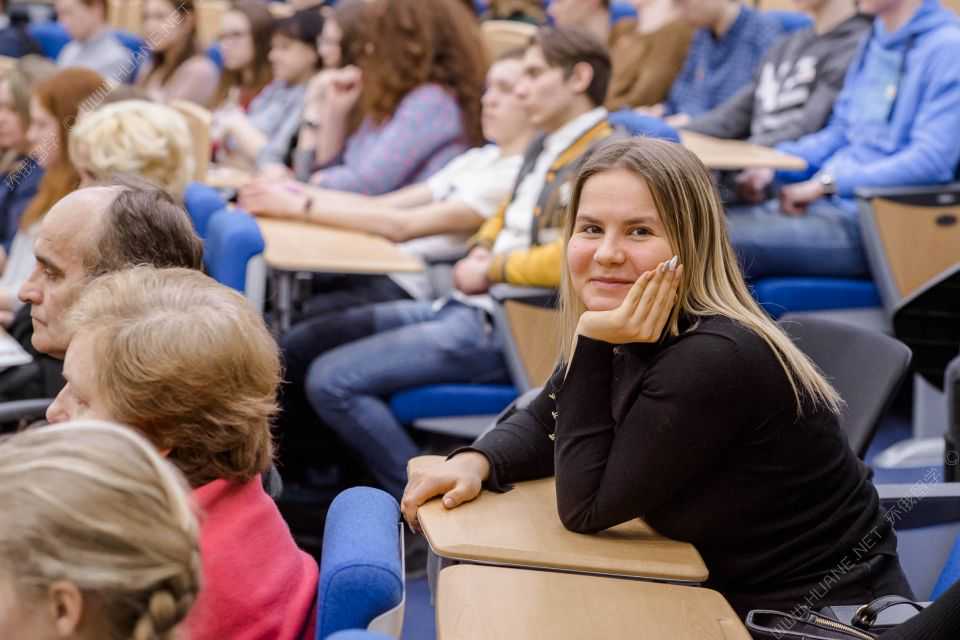 深圳一高中老师以有关系进高校为由，诈骗多名学生家长钱财