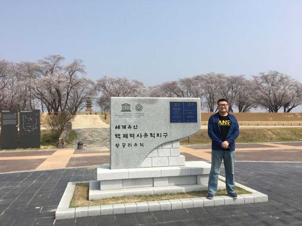 2026年，24岁外国 美女倒追45岁农民工，婚后生娃住在工地：很幸福