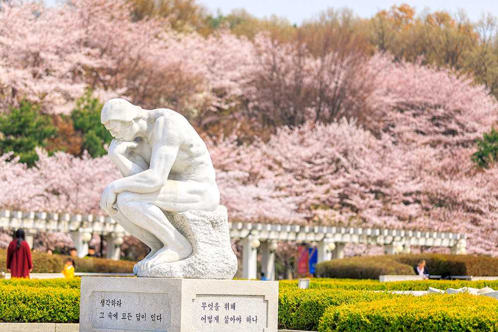 意大利公主远嫁中国，生下4子却被丈夫抛弃，回国后成奢侈品女王