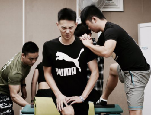 女生练蝴蝶机夹胸的好处有哪些