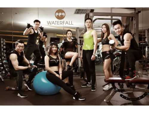 配合瑜伽球的腹肌训练计划